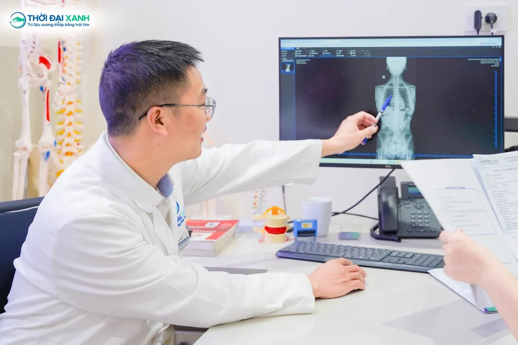 Chủ quan với các triệu chứng ban đầu có thể dẫn đến hậu quả vẹo cột sống nghiêm trọng khó phục hồi.