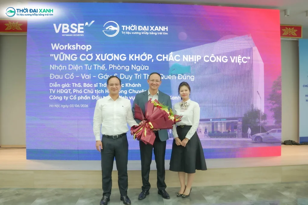 Đại diện Chứng khoán VietinBank trao hoa cảm ơn ThS.BS. Trần Quốc Khánh sau phần chia sẻ chuyên môn.