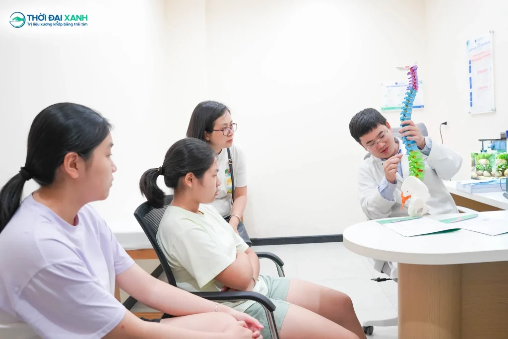 Từ những dấu hiệu cong vẹo cột sống điển hình, người bệnh thường trải qua các trạng thái đau đặc thù, phản ánh vị trí và mức độ lệch của cột sống.