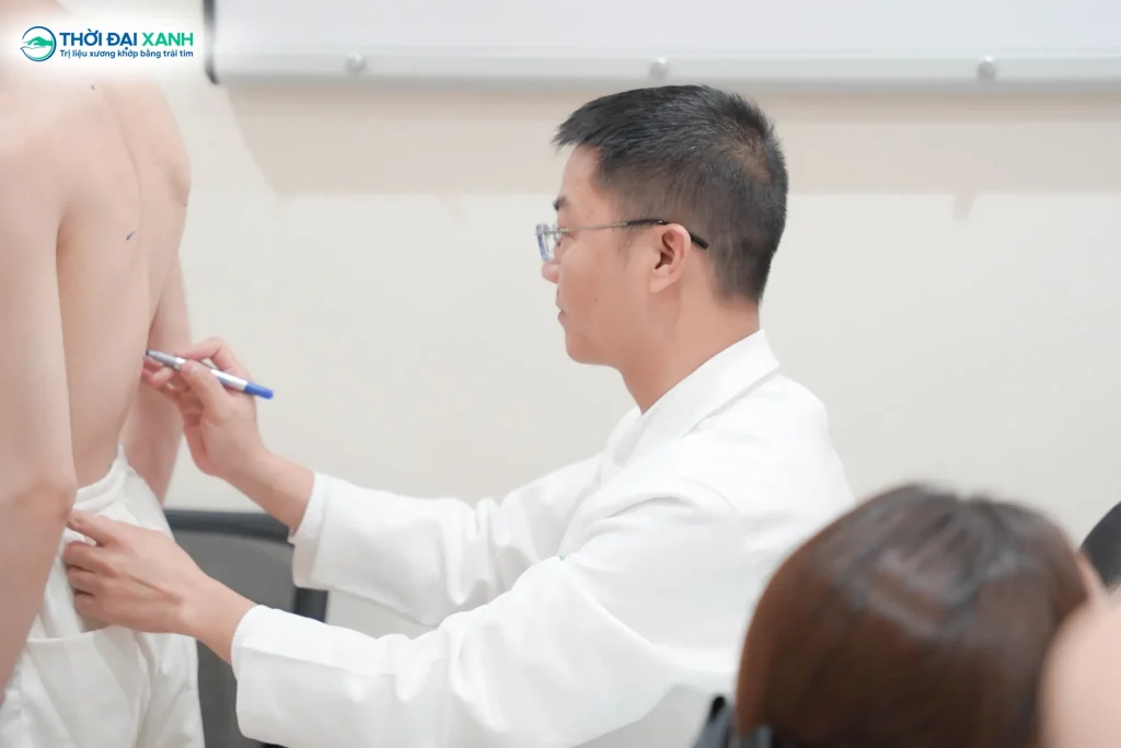 Vẹo cột sống có gây đau không là thắc mắc của nhiều khách hàng khi xuất hiện tình trạng đau lưng kéo dài hoặc cảm giác mất cân bằng tư thế.