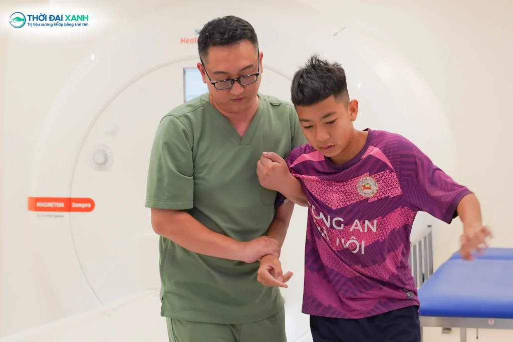 Vẹo cột sống có thể chèn ép các cấu trúc thần kinh, làm cơn đau trở nên dai dẳng và ảnh hưởng đến khả năng vận động.