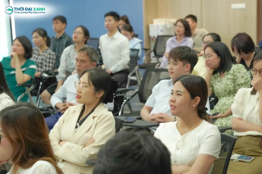 Những kiến thức thực tiễn từ ThS.BS. Trần Quốc Khánh nhận được sự hưởng ứng và lắng nghe tích cực từ người tham dự.