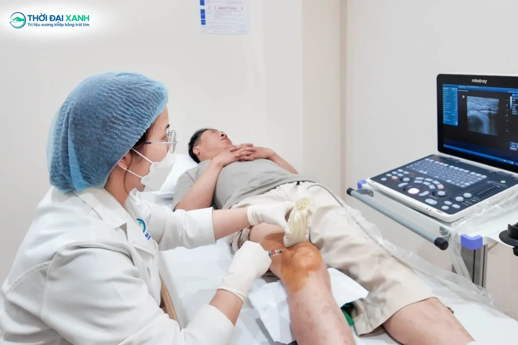 Tràn dịch khớp gối có nên tiêm không? Hút dịch đúng chỉ định thường ít đau và giúp bảo vệ khớp khỏi tổn thương do viêm kéo dài.