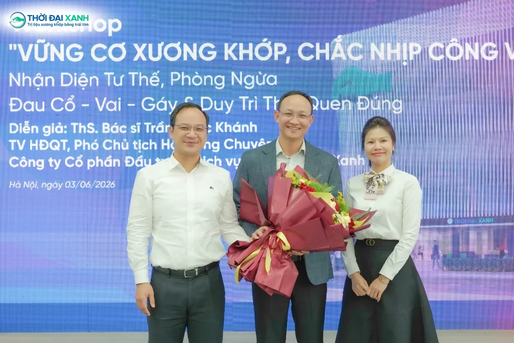 ThS.BS. Trần Quốc Khánh nhận hoa cảm ơn từ đại diện Chứng khoán VietinBank, khép lại chương trình đầy ý nghĩa.