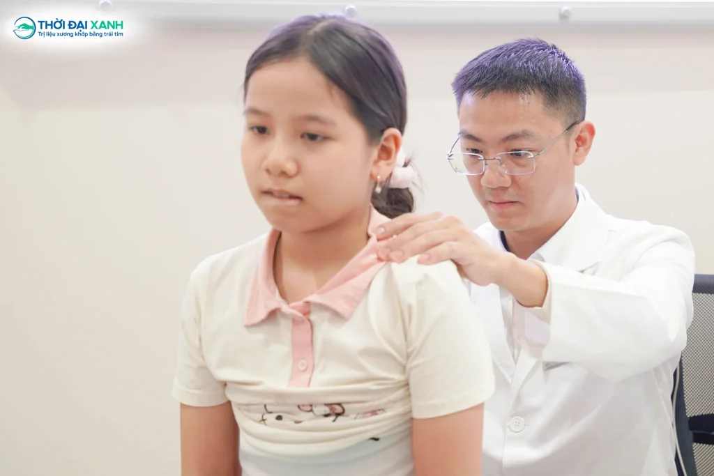Vẹo cột sống có di truyền không? Các bằng chứng hiện nay cho thấy yếu tố di truyền có liên quan đến vẹo cột sống vô căn.