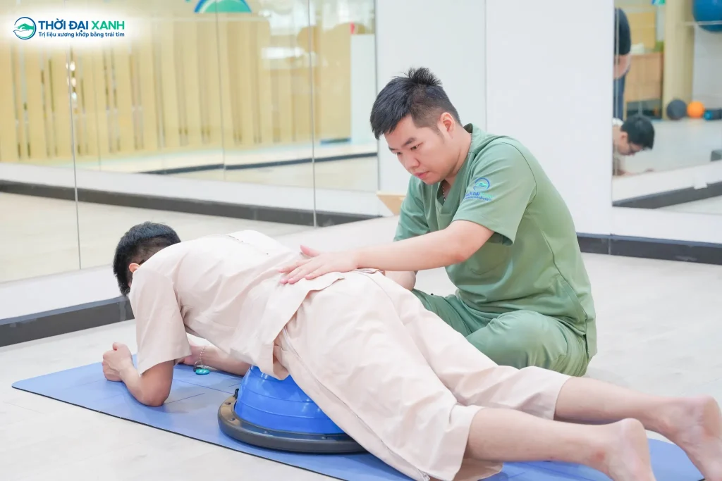Với các trường hợp vẹo cột sống mức độ nhẹ, việc thực hiện các bài tập cong vẹo cột sống tại nhà đúng kỹ thuật sẽ mang lại hiệu quả tích cực.