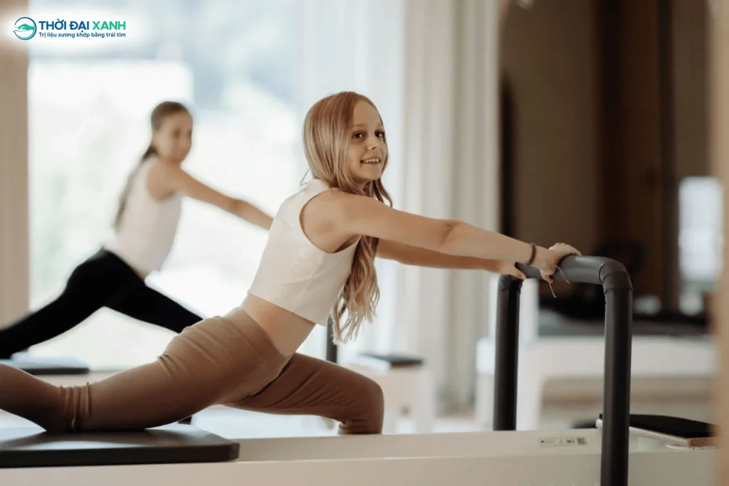 Pilates giúp cải thiện nhận thức tư thế, kéo giãn nhóm cơ căng cứng và tăng cường nhóm cơ yếu, từ đó hỗ trợ duy trì trục cột sống ổn định hơn.