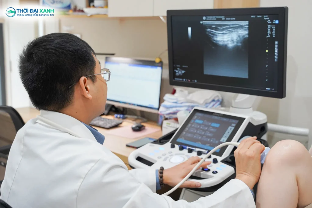 Tràn dịch khớp gối có nên tiêm không là băn khoăn chung của rất nhiều người bệnh khi gặp phải biến chứng sưng nề, đau nhức và tích tụ dịch do bệnh lý thoái hóa khớp gối gây ra.