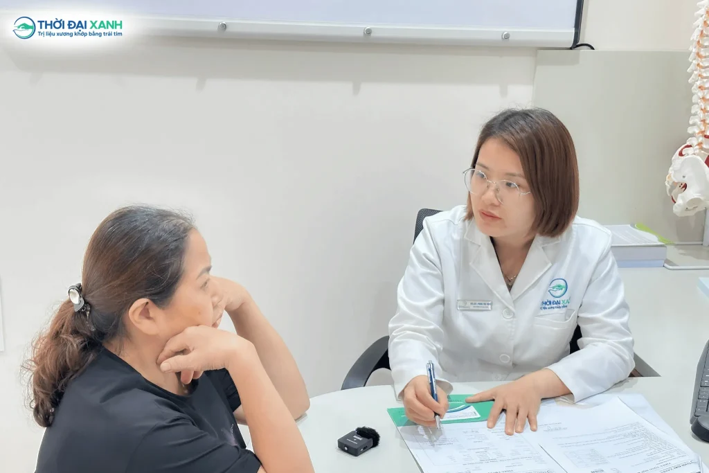 Thực tế, tiêm khớp không mang đến cảm giác đau dữ dội như nhiều người lầm tưởng. Mũi kim đi qua da sẽ tạo cảm giác nhói nhẹ như một mũi tiêm bắp hay một lần lấy máu thông thường nhờ có thuốc tê hỗ trợ tại chỗ.