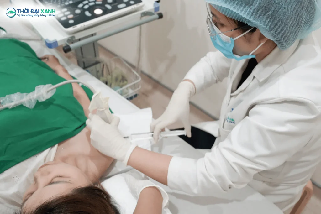 Tiêm khớp mang lại hiệu quả cao nhưng cần được chỉ định đúng và thực hiện theo các nguyên tắc y khoa để đảm bảo an toàn.