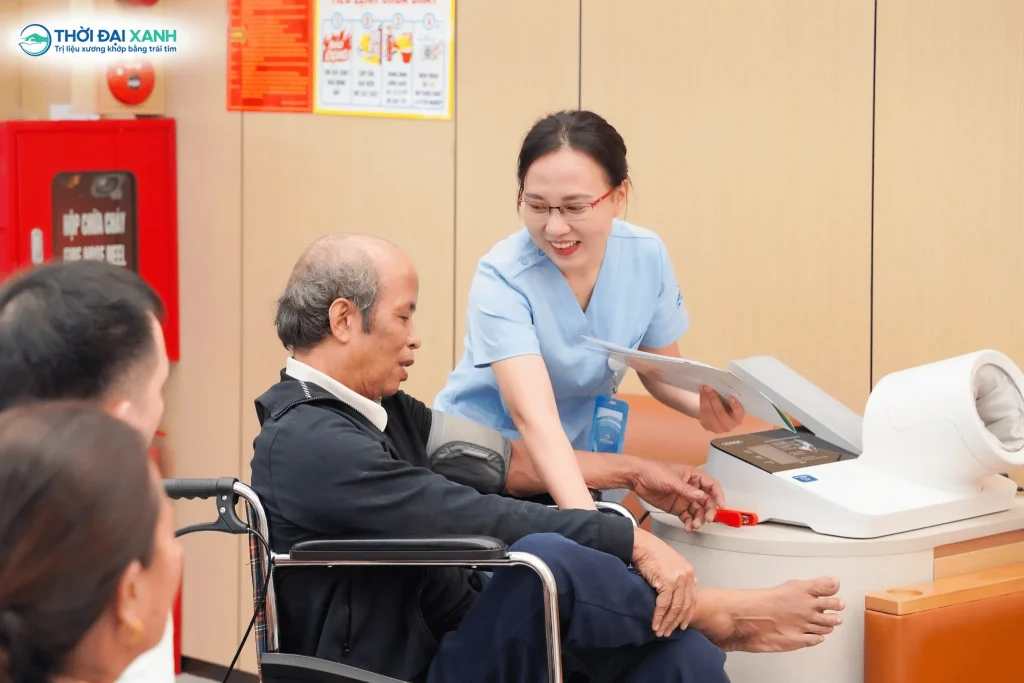 Sau khi hoàn thành thủ thuật, người bệnh cần được theo dõi để xử trí kịp thời các phản ứng sinh học và tai biến nếu có.