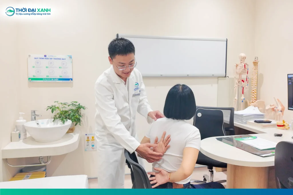 Chị Thoa thăm khám và điều trị đông cứng khớp vai tại Thời Đại Xanh.