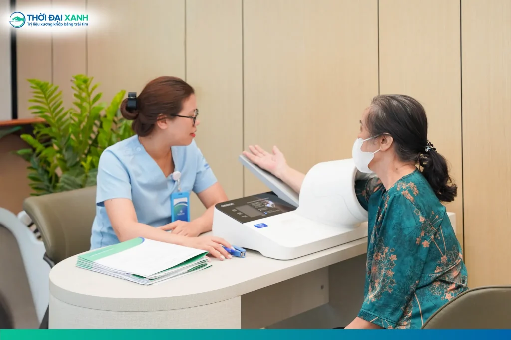 Trước khi thực hiện tiêm nong khớp vai, khách hàng sẽ được đánh giá kỹ lưỡng về tiền sử dị ứng và bệnh nền.