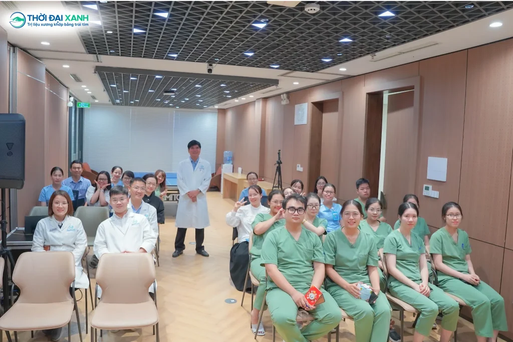 Thông qua các chương trình đào tạo chuyên môn, đội ngũ bác sĩ và kỹ thuật viên có thêm cơ hội trao đổi kinh nghiệm thực tiễn, củng cố tư duy lâm sàng và tiếp cận các khuyến cáo điều trị hiện đại.