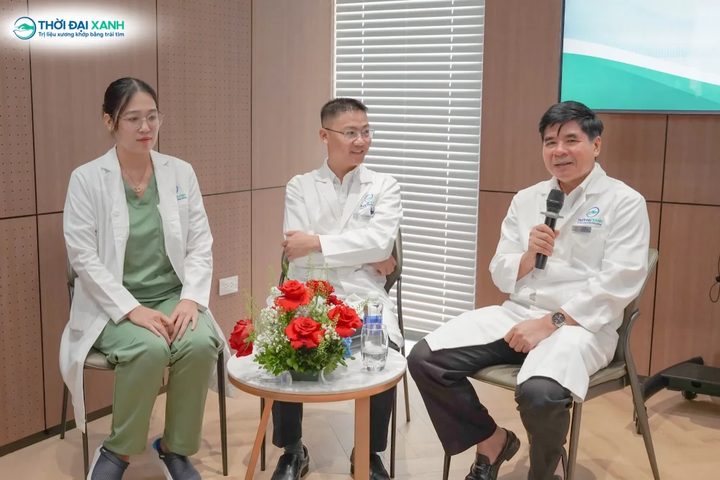 Đội ngũ Chuyên gia, Bác sĩ Thời Đại Xanh trực tiếp trả lời những thắc mắc của phụ huynh xoay quanh chủ đề cong vẹo cột sống.