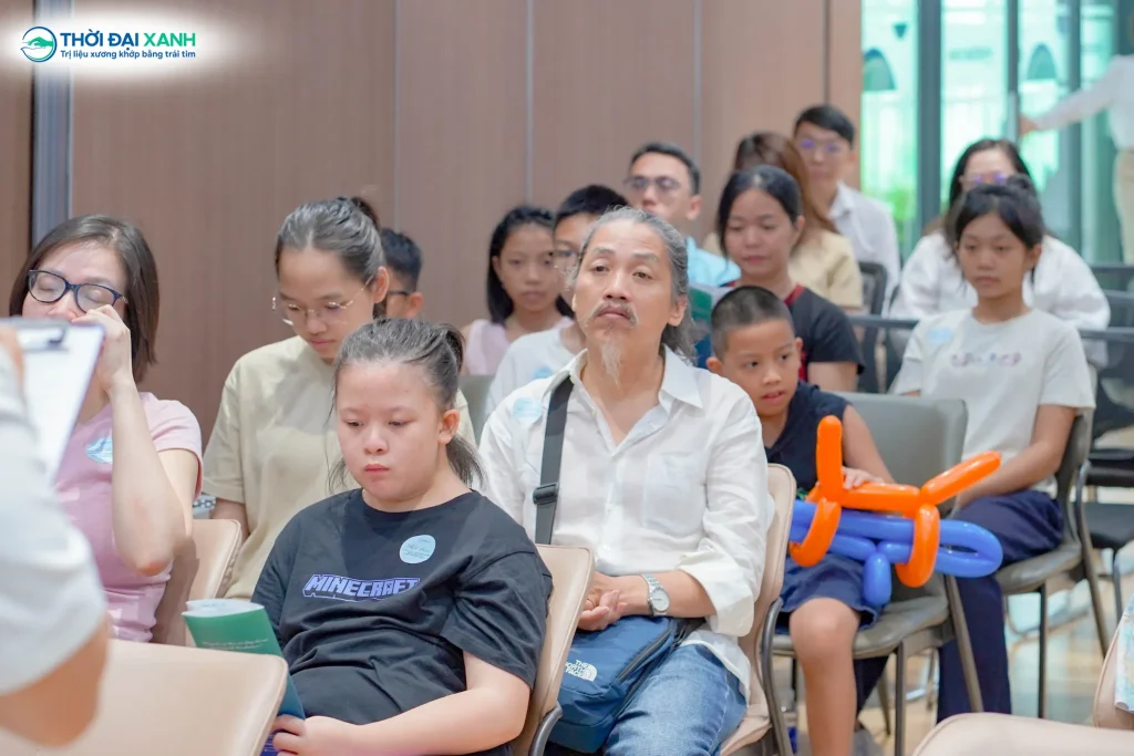 Tham dự chương trình có sự góp mặt của đông đảo phụ huynh và các bạn nhỏ trong độ tuổi từ 8 - 18 tuổi.