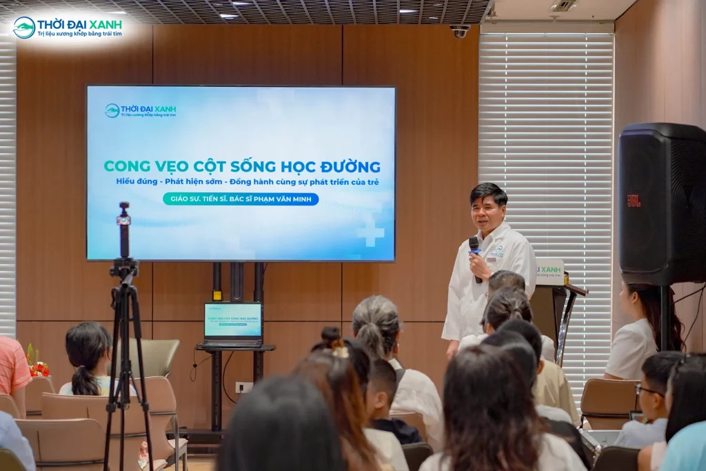 GS.TS.BS Phạm Văn Minh đã cung cấp những kiến thức cần thiết giúp phụ huynh hiểu đúng, phát hiện sớm các về về cong vẹo cột sống ở trẻ.