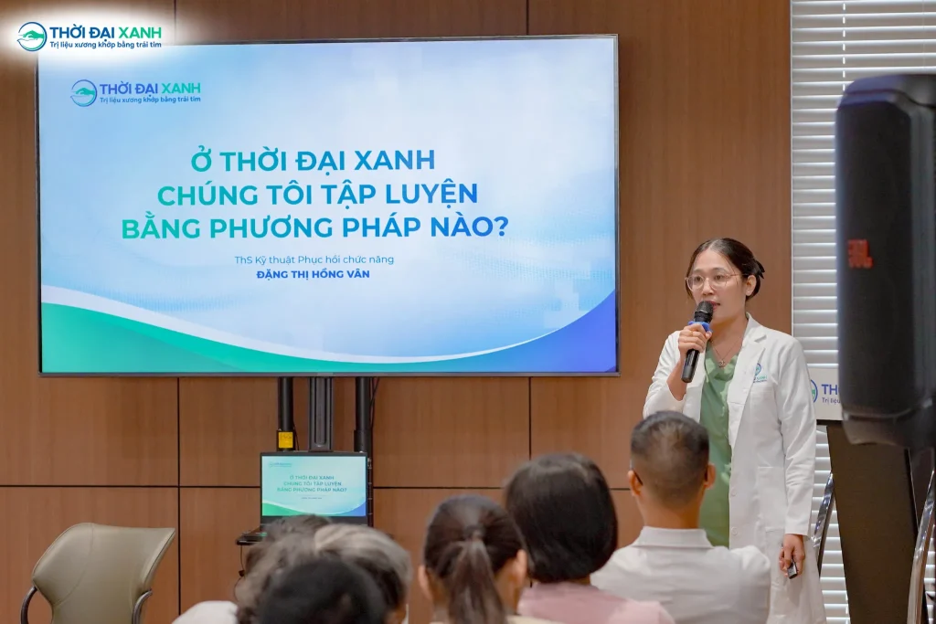 ThS. Kỹ thuật viên Phục hồi chức năng Đặng Thị Hồng Vân chia sẻ tại chương trình các phương pháp tập luyện góp phần quản lý cong vẹo cột sống tại Thời Đại Xanh.