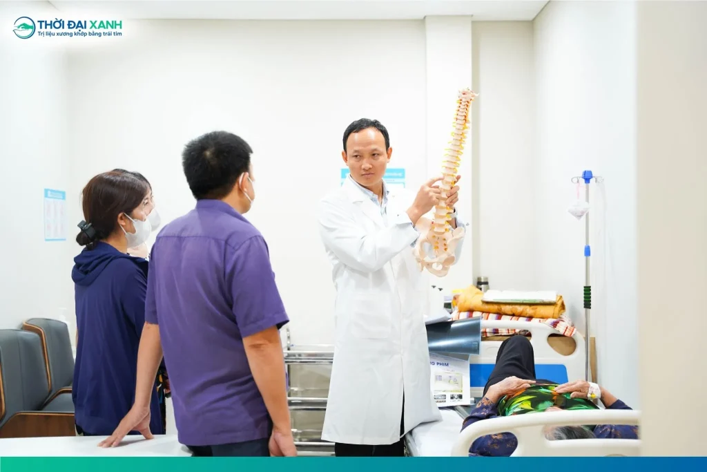 Nguyên nhân đau thắt lưng rất đa dạng, nhưng có thể chia thành hai nhóm chính: đau thắt lưng do nguyên nhân cơ học và đau thắt lưng do các bệnh lý toàn thân.