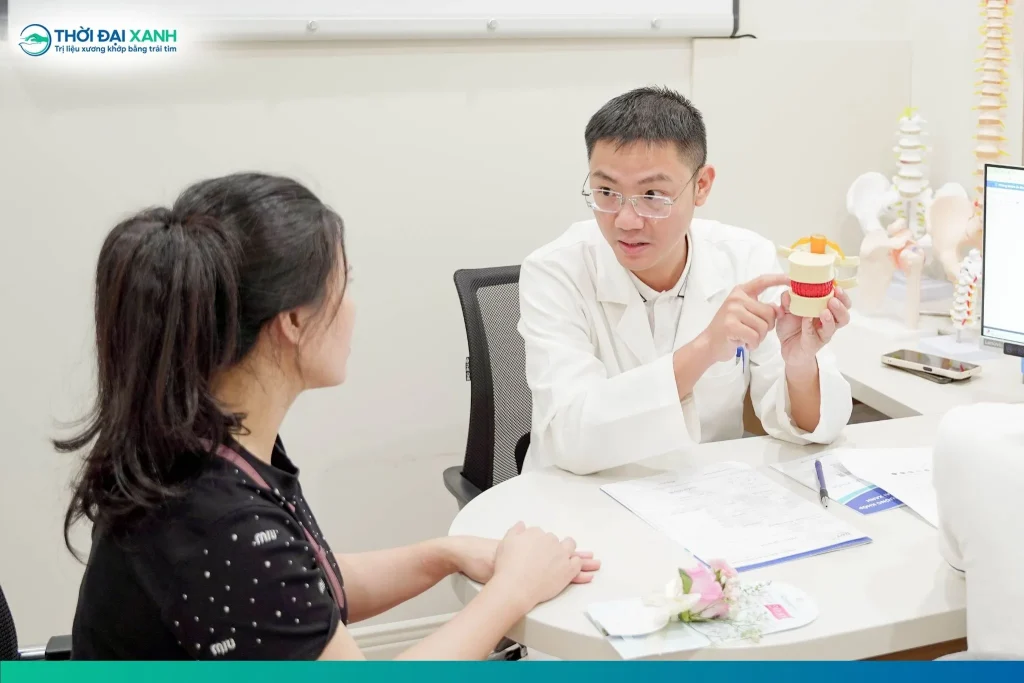 Một số người sinh ra đã có ống sống nhỏ, tuy nhiên hầu hết các trường hợp hẹp ống sống xảy ra khi có một yếu tố làm giảm khoảng trống bên trong cột sống. 