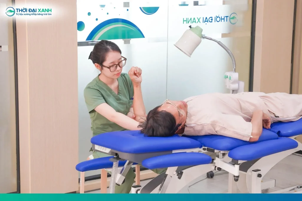 Kỹ thuật viên tại Thời Đại Xanh hướng dẫn bệnh tập tập vật lý trị liệu nhằm cải thiện viêm khớp dạng thấp.