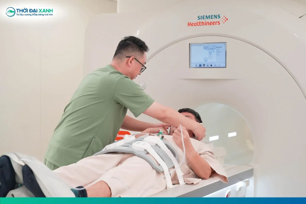 Chụp cộng hưởng từ (MRI) giúp phát hiện chính xác các tổn thương bên trong cột sống.