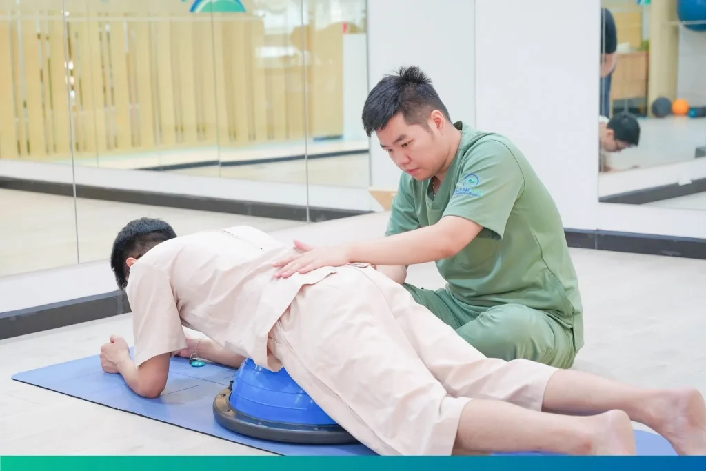 Các phương pháp vật lý trị liệu và phục hồi chức năng giúp cải thiện tình trạng hẹp ống sống.