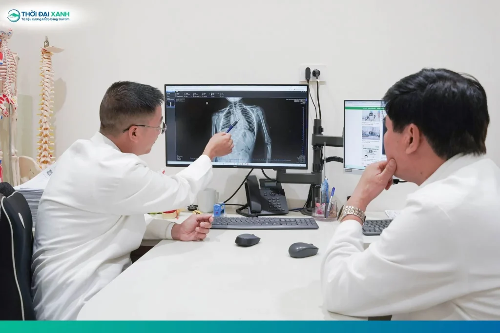 GS.TS.BS Phạm Văn Minh - Chủ tịch Hội đồng Chuyên môn Thời Đại Xanh trực tiếp tham gia hội chẩn và phân tích ca bệnh cong vẹo cột sống bẩm sinh.