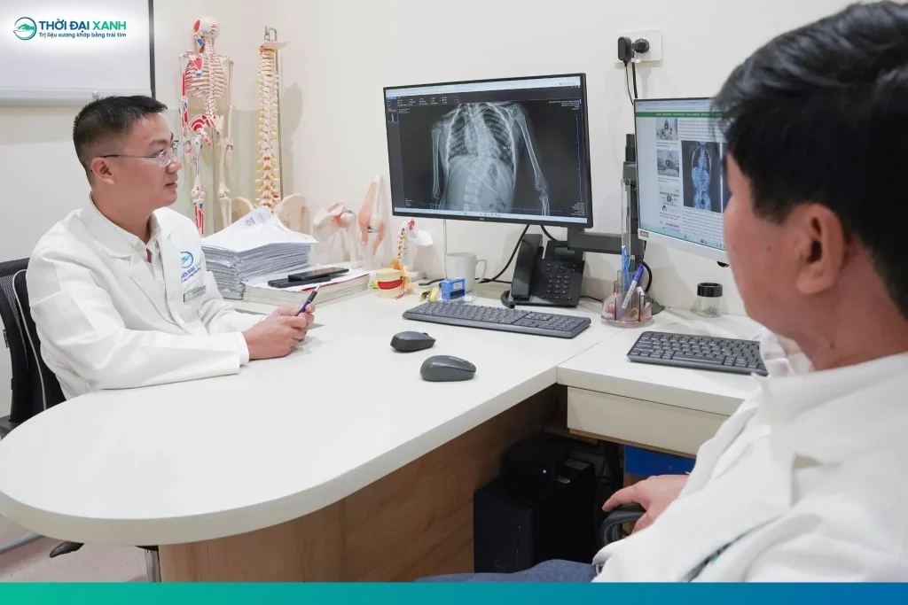 Cong vẹo cột sống bẩm sinh luôn là một chẩn đoán mang theo nhiều trăn trở, tạo ra áp lực tâm lý vô hình đè nặng lên đôi vai của các bậc phụ huynh.