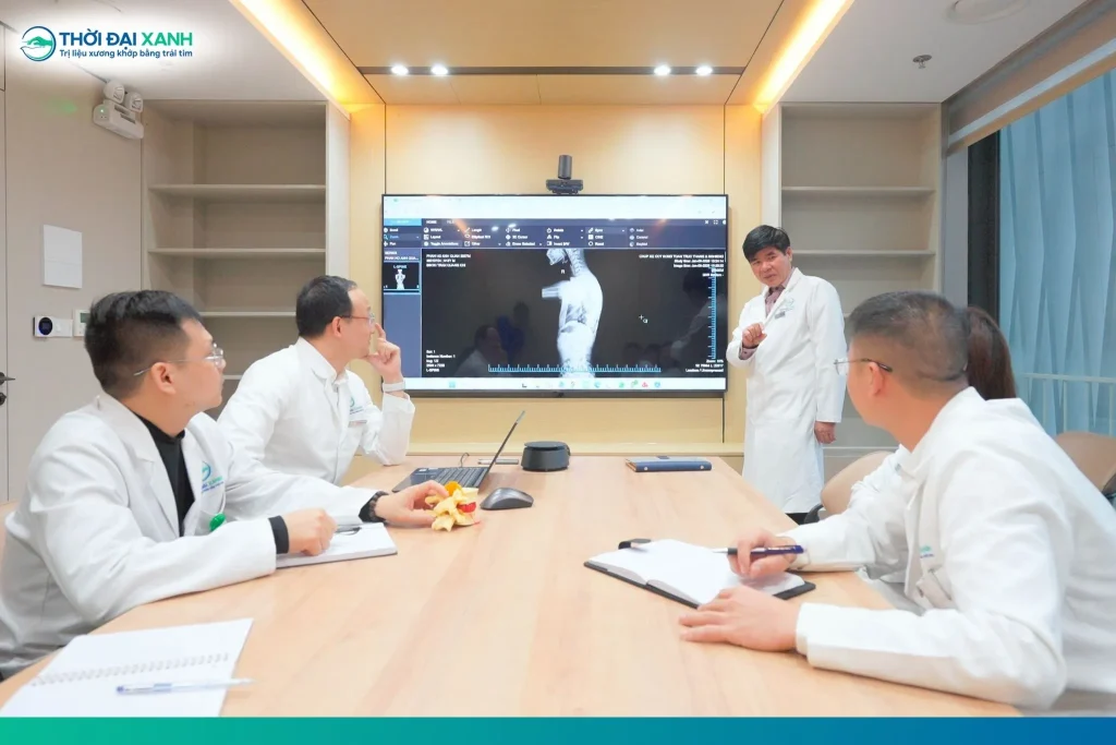 Đến nay, nguyên nhân gây cong vẹo cột sống vô căn vẫn chưa được xác định. Tuy nhiên, nhiều nghiên cứu cho thấy bệnh có thể liên quan đến sự kết hợp của nhiều yếu tố.