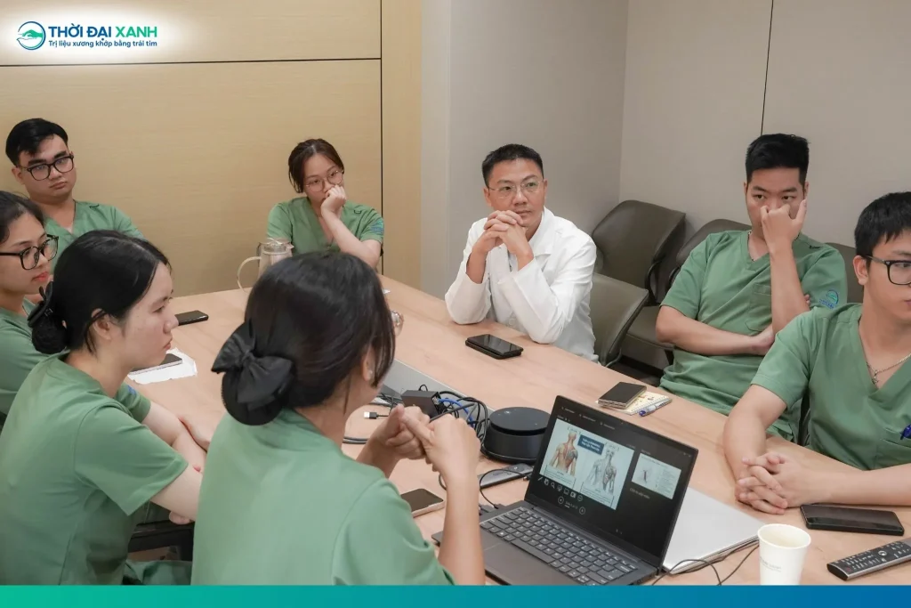 Dưới sự dẫn dắt chuyên môn của Thạc sĩ Đặng Thị Hồng Vân, đội ngũ kỹ thuật viên đã được trang bị kiến thức về  “Kinmaku - Trị liệu cân mạc cơ chuyên sâu vùng cổ, vai”.