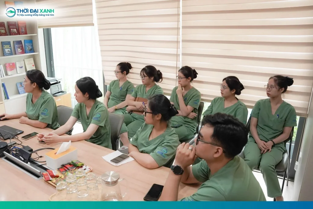 Đội ngũ kỹ thuật viên chăm chú theo dõi bài giảng lý thuyết chuyên đề “Trị liệu cân mạc cơ Kinmaku cổ vai”.