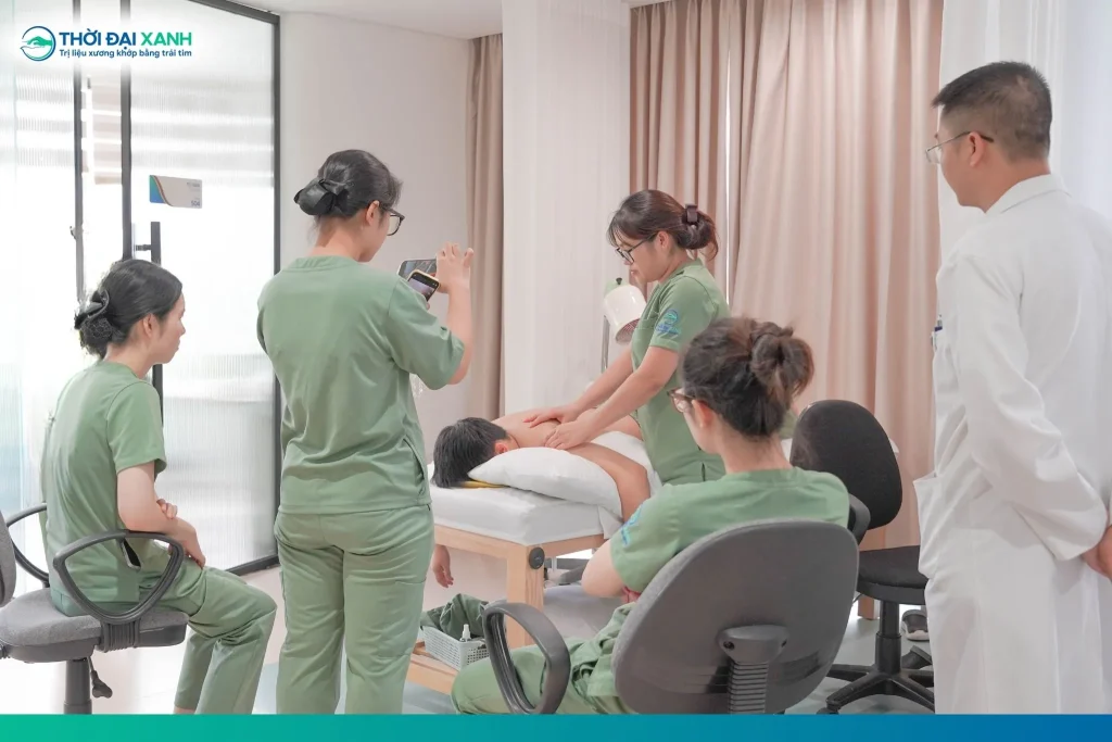 Đằng sau những giờ rèn luyện chuyên môn miệt mài là khát khao của toàn bộ đội ngũ: Mang đến sức khoẻ vận động cho mọi người bằng tinh thần phụng sự.