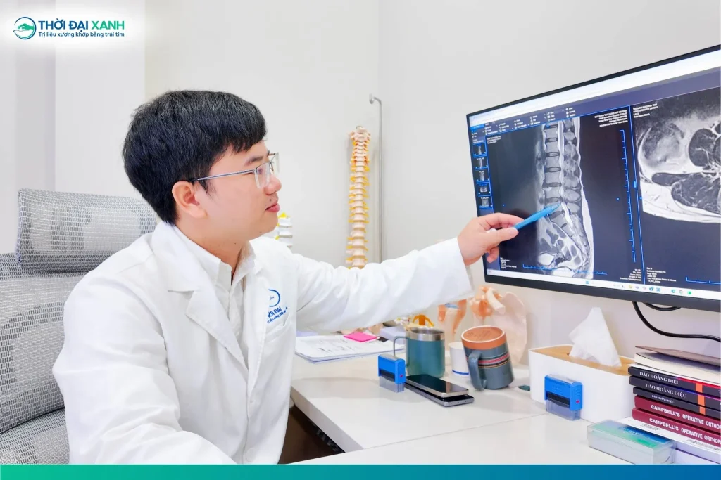 Thoái hóa, chấn thương và tư thế sai là những nguyên nhân thường gặp gây thoát vị đĩa đệm.
