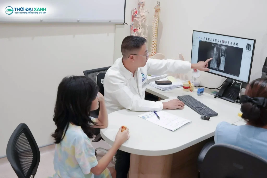 Tại Thời Đại Xanh, cong vẹo cột sống được quản lý theo mô hình toàn diện, kết hợp giữa chuyên môn sâu, lộ trình cá thể hóa và công nghệ hỗ trợ hiện đại.