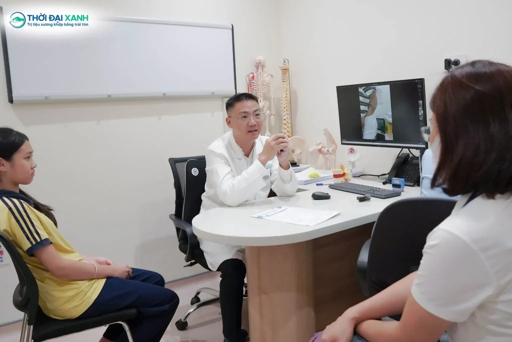 BS.CKI Trần Quang Chí trực tiếp đánh giá hệ vận động, kiểm tra lâm sàng cho các bạn nhỏ sau chương trình.
