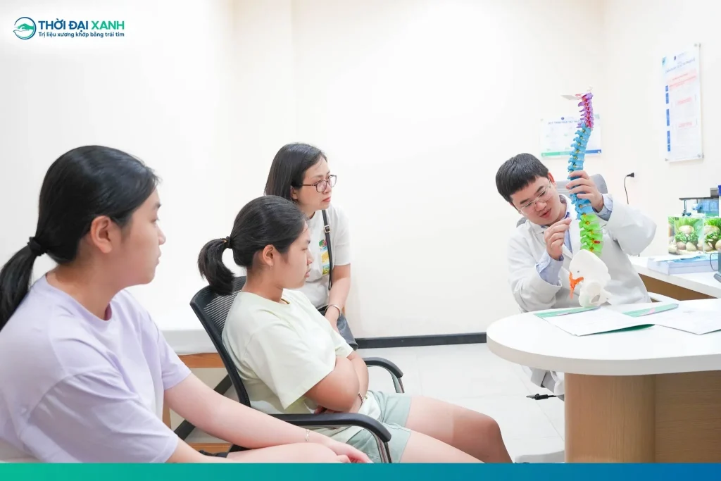 Sự quan tâm đúng cách, kiến thức y khoa chuẩn xác và việc chủ động thăm khám kịp thời chính là cách tốt nhất để phòng tránh cong vẹo cột sống học đường.