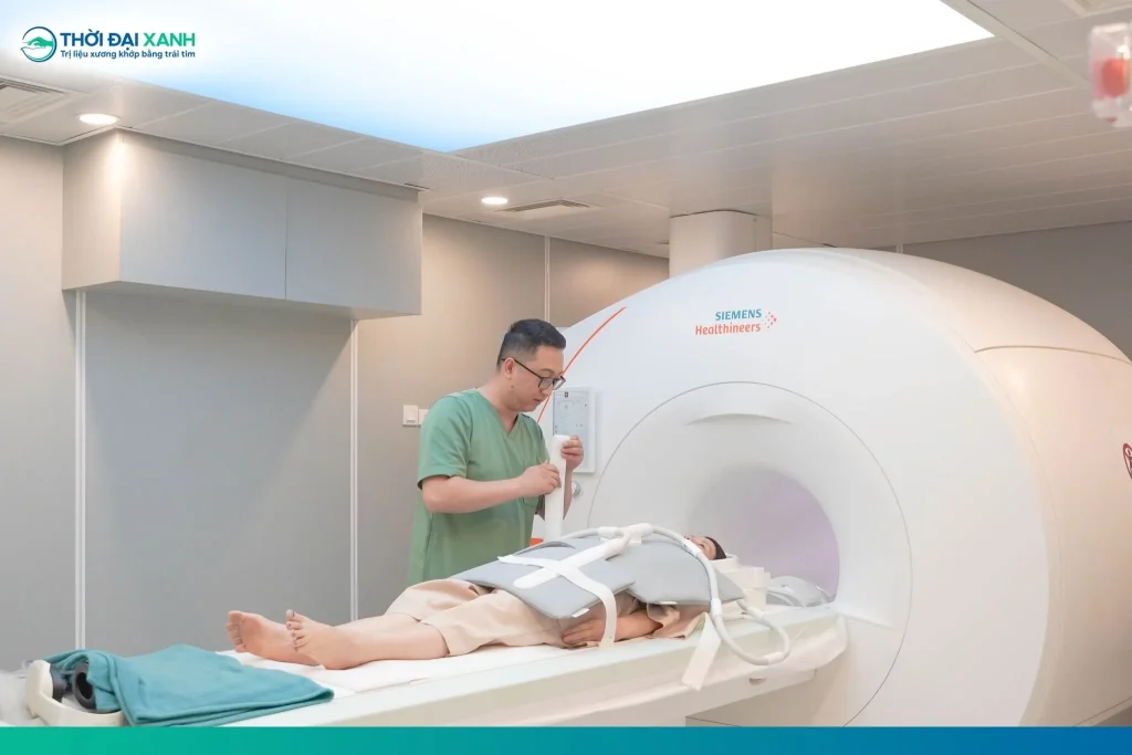 MRI full spine là giải pháp chẩn đoán hình ảnh giúp khảo sát tổn thương trên toàn bộ cột sống trong cùng một lần chụp.