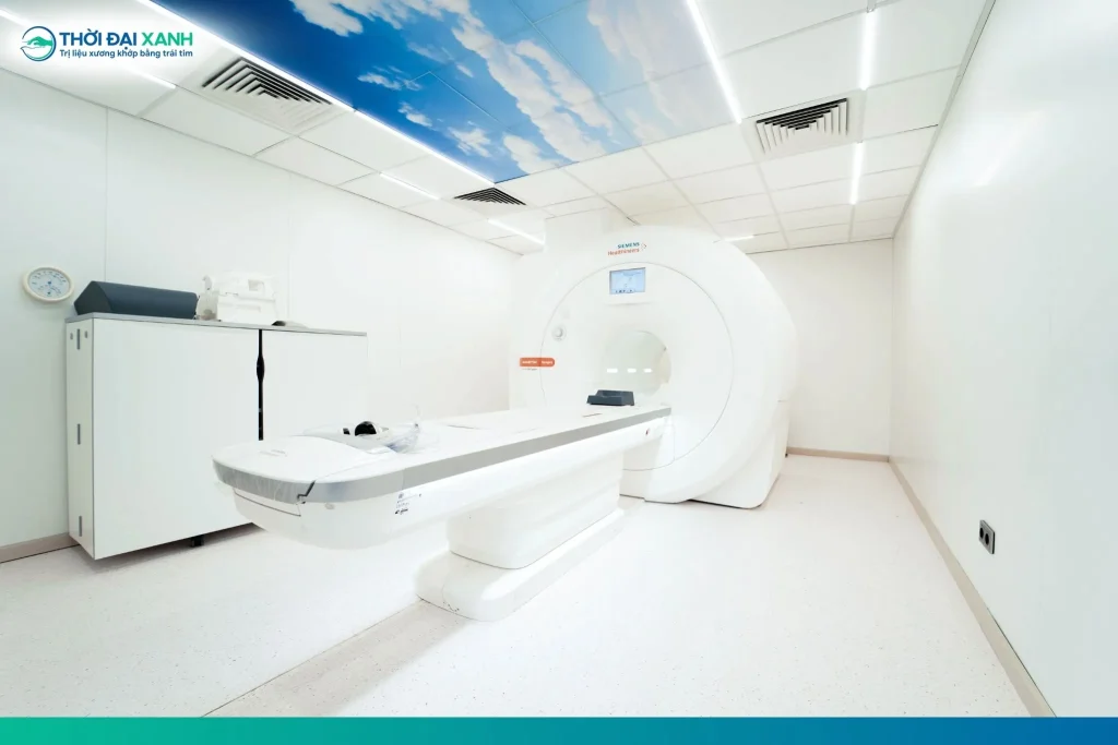 Việc chụp và tái tạo hình ảnh liên tục trên toàn bộ cột sống giúp bác sĩ đánh giá chính xác tương quan cấu trúc và không bỏ sót các tổn thương.