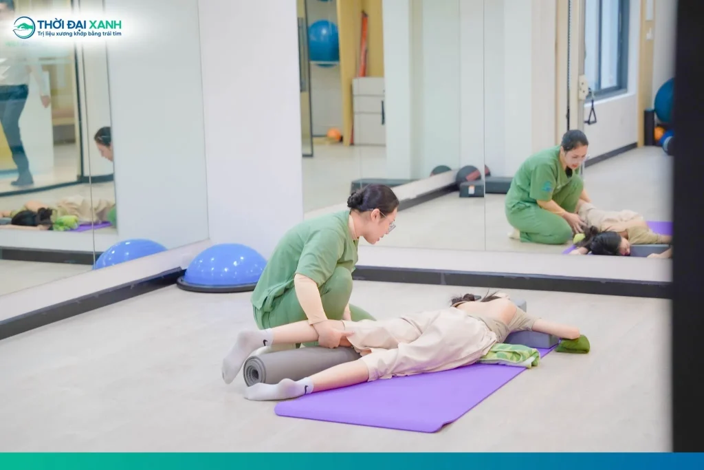 Sự đồng hành kiên nhẫn từ đội ngũ kỹ thuật viên giúp Hà Trang từng bước điều chỉnh lại tư thế và thích nghi tốt với lộ trình phục hồi.