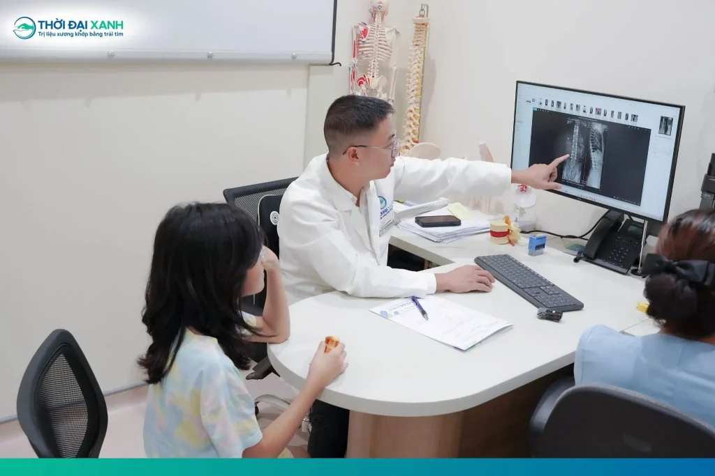 Vẹo cột sống ở trẻ em thường tiến triển âm thầm và hiếm khi đi kèm biểu hiện đau nhức rõ rệt ở giai đoạn đầu.