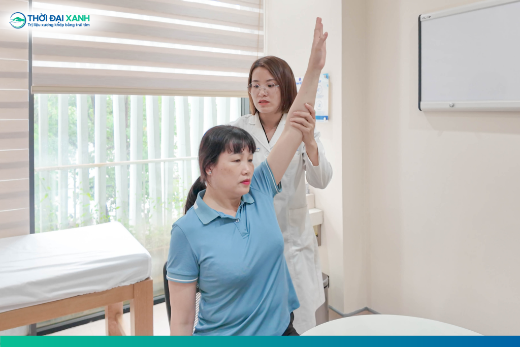 Tiêm nong khớp vai giúp giải phóng dính bao khớp, cải thiện vận động và giảm đau.