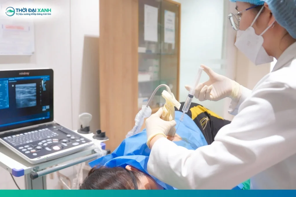 Tiêm Corticosteroid được bác sĩ thực hiện dưới hướng dẫn siêu âm, giúp đưa thuốc chính xác vào vị trí cần can thiệp, hỗ trợ giảm đau và viêm trong ngắn hạn.