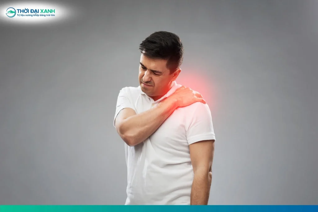 Đông cứng khớp vai là tình trạng các mô liên kết bao quanh khớp vai bị viêm, dày lên và hình thành mô sẹo khiến khớp bị co cứng.