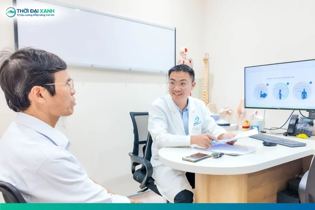 BS.CKI Trần Quang Chí xây dựng phác đồ phục hồi phù hợp với tình trạng lâm sàng của chú Toản, từng bước cải thiện tầm vận động và đồng hành cùng chú trong suốt quá trình hồi phục.