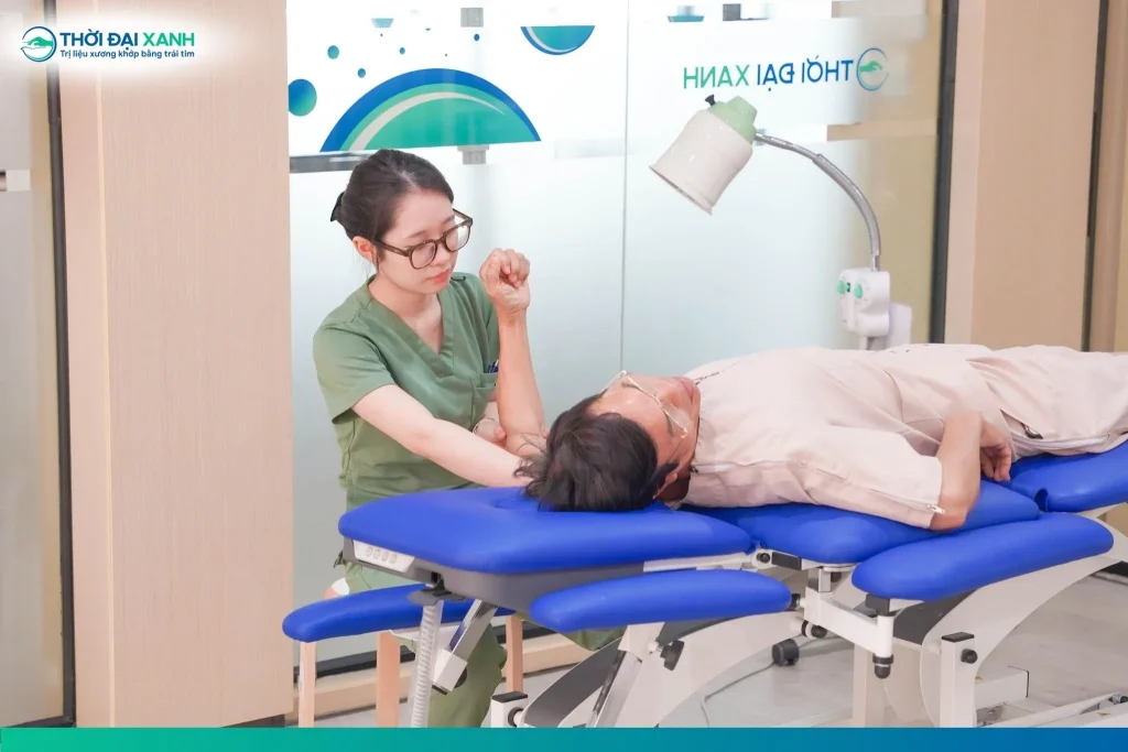 Kỹ thuật viên Thời Đại Xanh đồng hành trong các bài tập phục hồi chức năng, giúp cải thiện dần độ giãn của bao khớp, tăng tầm vận động và giảm đau cho chú Toản.
