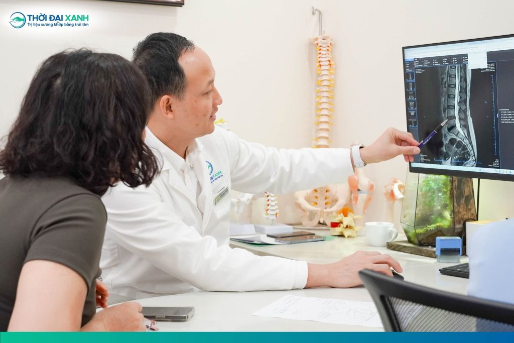 Hẹp ống sống thắt lưng là bệnh lý tiến triển âm thầm, rất dễ bị bỏ qua đằng sau các biểu hiện tê bì hay mỏi chân thường ngày.