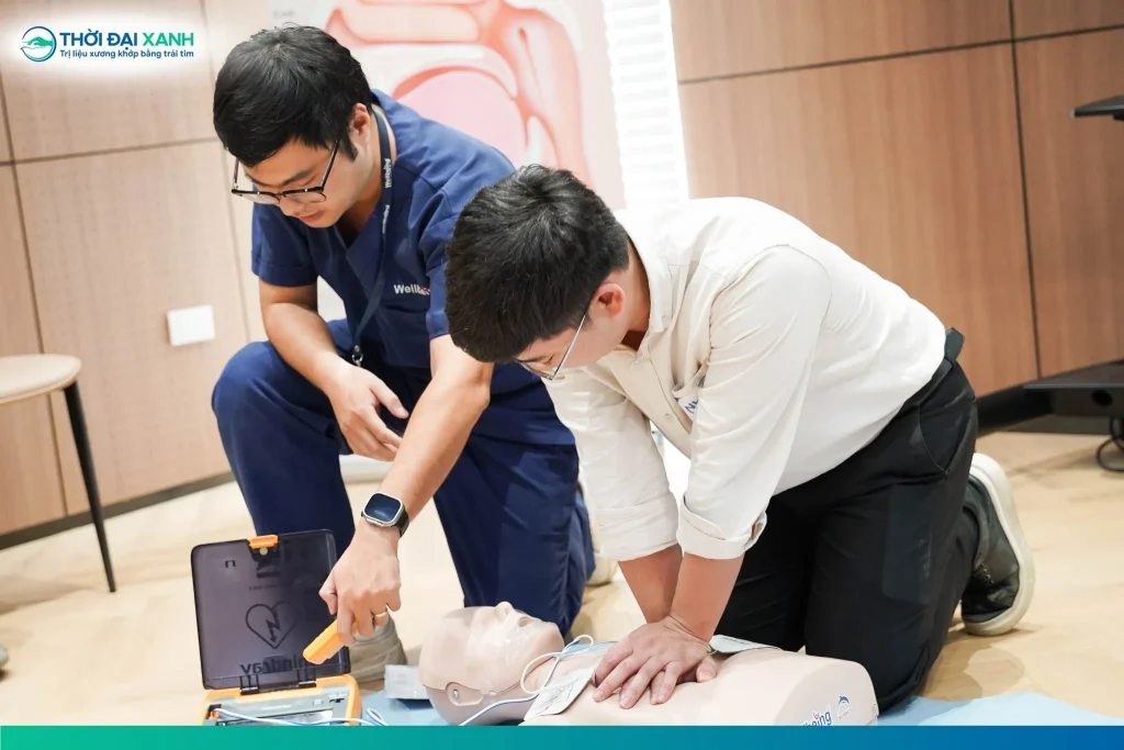 Không dừng lại ở những kiến thức y khoa, khóa đào tạo sơ cấp cứu phân bổ 70% thời lượng cho các kịch bản mô phỏng sát với thực tế.
