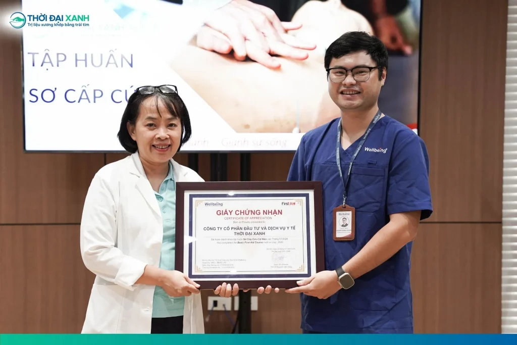 Đại diện tổ chức y tế Wellbeing trao giấy chứng nhận hoàn thành chương trình đào tạo sơ cấp cứu cho BS.CKI Nguyễn Thị Thuý Hiền - Đại diện Trung Tâm Xương Khớp Thời Đại Xanh.