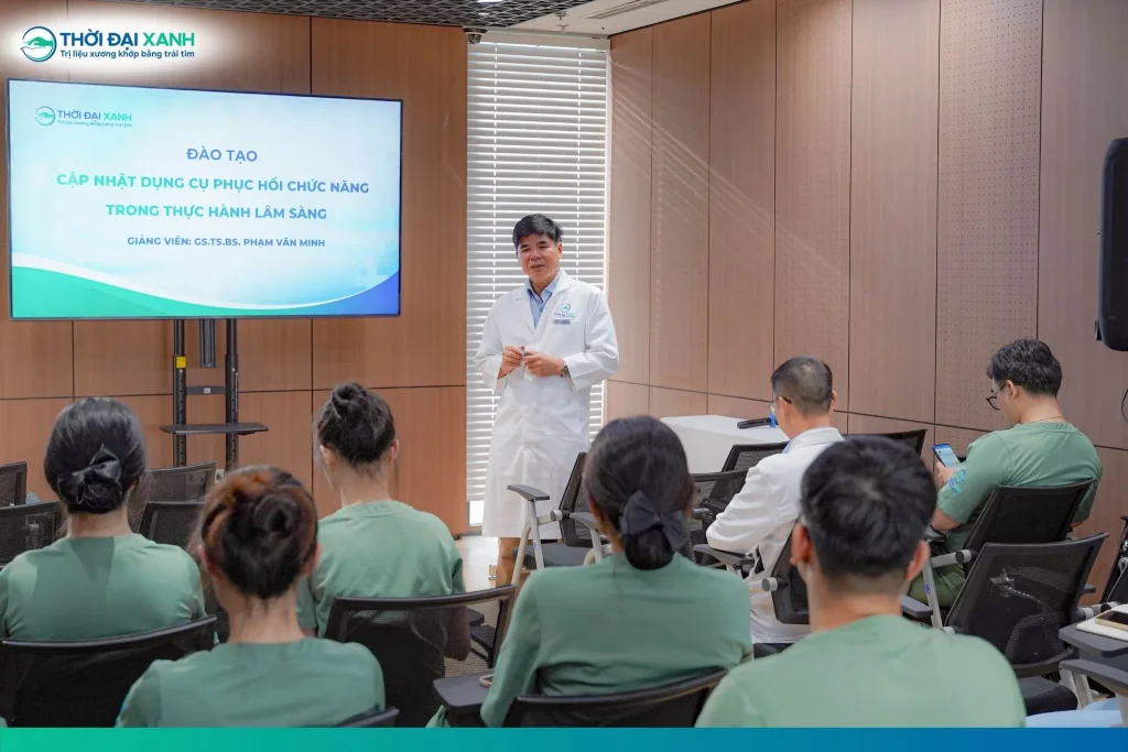 Tại chương trình, GS.TS.BS Phạm Văn Minh tập trung chia sẻ các nhóm dụng cụ thường gặp, nguyên tắc lựa chọn và cách ứng dụng phù hợp với nhu cầu, khả năng vận động và mục tiêu phục hồi của từng trường hợp.